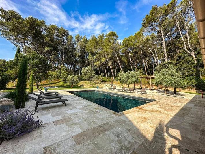 Chambre d’hôte pour 2 personnes, avec jardin et piscine ainsi que terrasse et vue