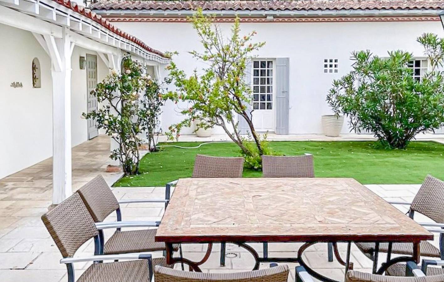 Charming Beachside Apartment with Pool & Garden in La Palmyre, Les Mathes