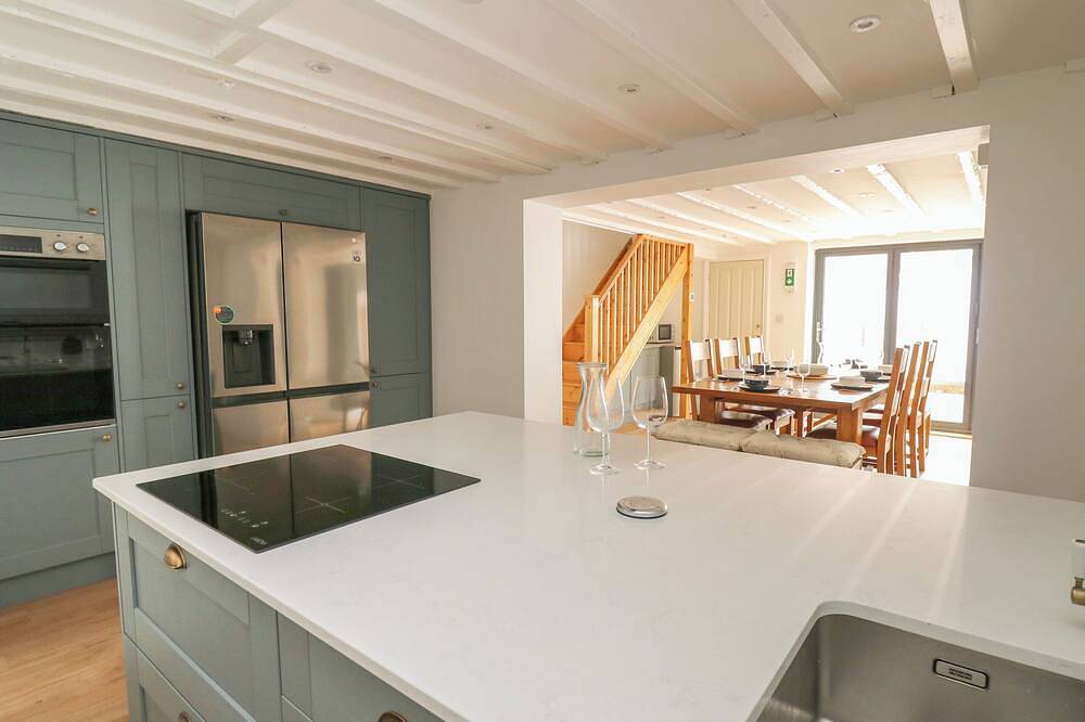 Osborne House, pet friendly, with a garden in Rhayader in Rhayader, Powys