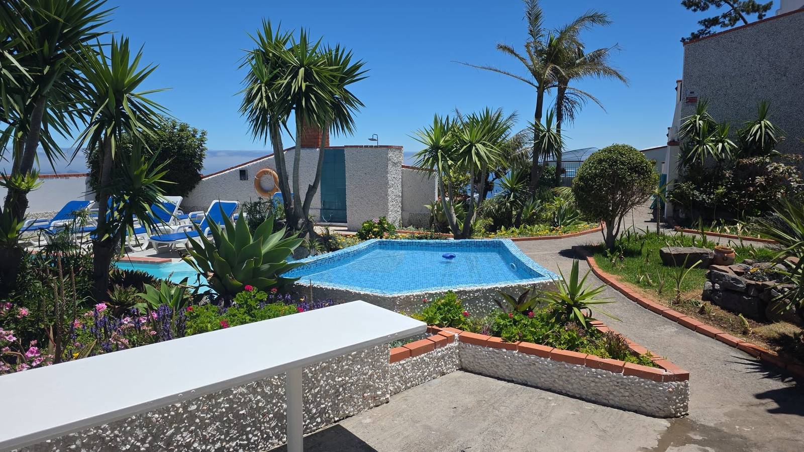 Geheel appartement, Bungalow 'Private House Ocean View - 2' met gedeeld zwembad, tuin en wifi in Camacha, Madeira