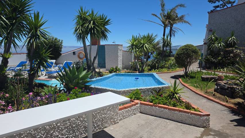 Bungalow para 2 pessoas, com piscina infantil e jacuzzi e ainda jardim em Madeira