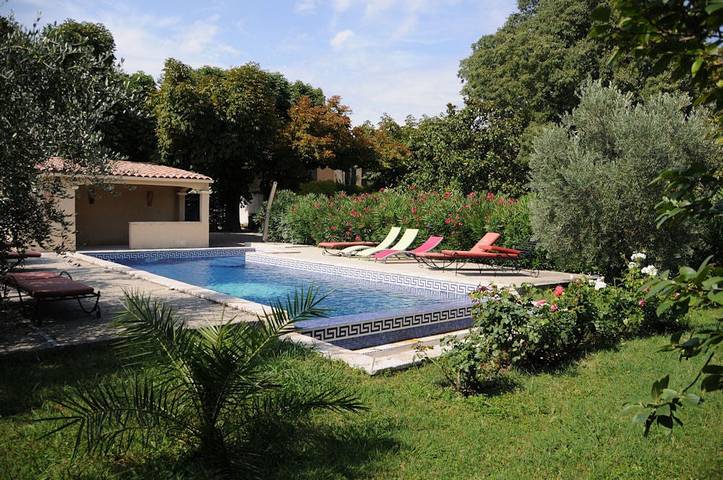 Gîte pour 4 personnes, avec terrasse et piscine à Eyguières