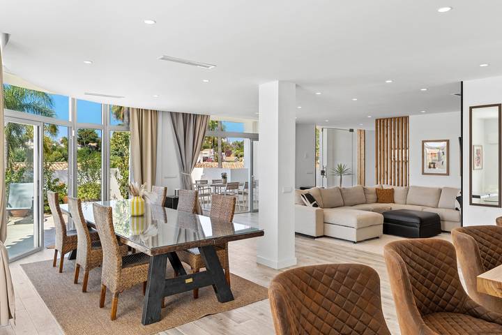 Detached Three-Bedroom House with Private Jacuzzi, 15 Minutes from Marbella in Urbanizacion Calahonda, Mijas