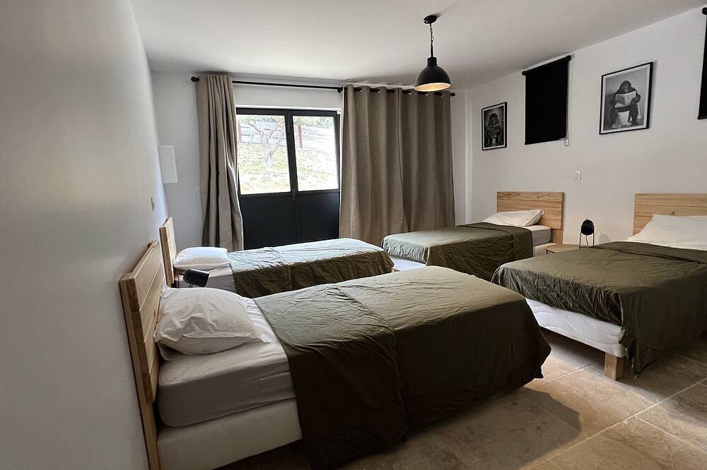 Magnificent 10-person villa with lagoon pool and panoramic view. in Saint-Quentin-la-Poterie, Nimes region