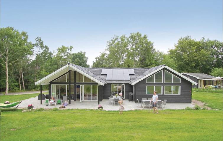 Feriehus for 14 personer, Jacuzzi og Terrasse i tillegg til Hage og Badebasseng i Hornbæk