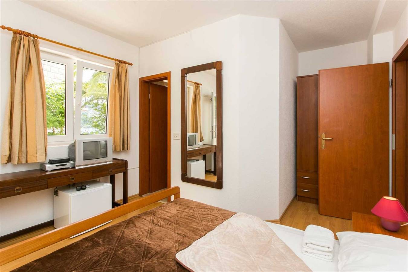 Ganze Wohnung, Bura Apartment mit 2 Schlafzimmern, Terrasse und Meerblick in Mljet