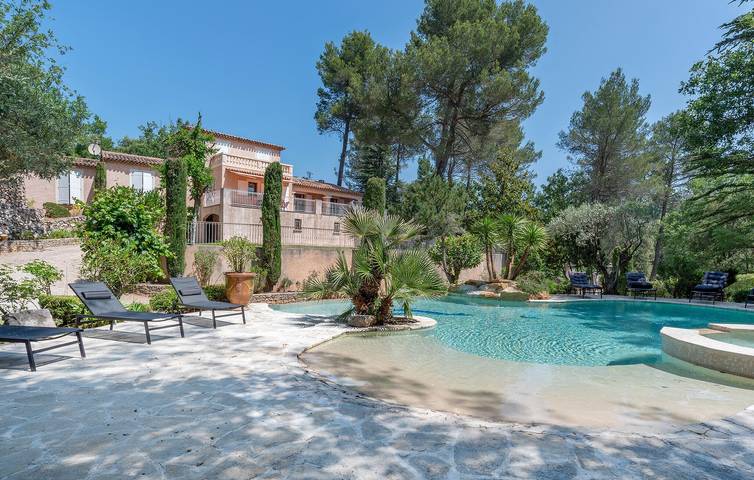 Location de vacances pour 8 personnes, avec terrasse ainsi que jardin et piscine à Saint-Maximin-la-Sainte-Baume - 2