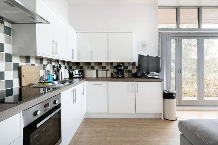 Secluded, New Forest Riverside Lodge in Fordingbridge, Hampshire