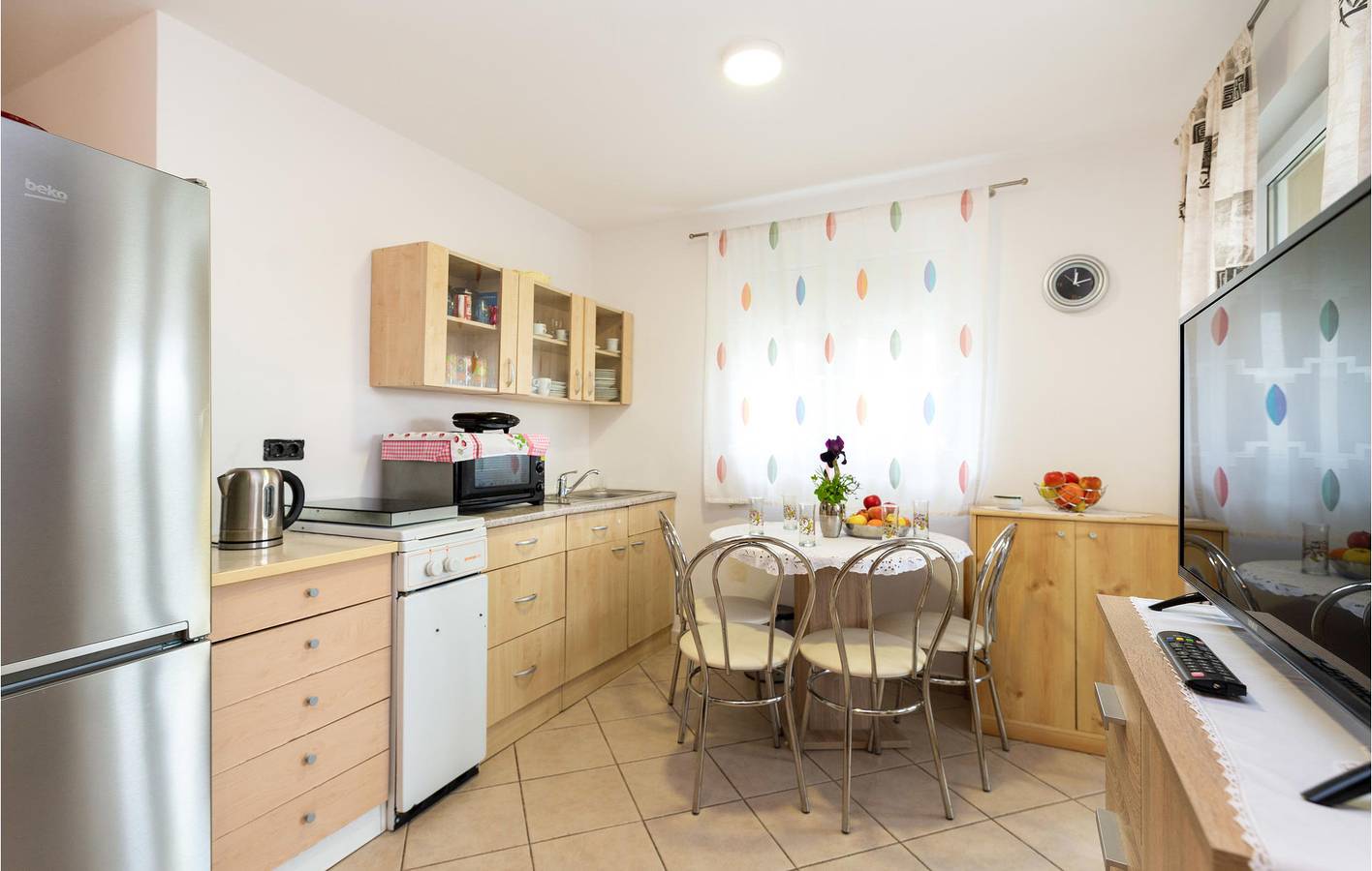 Ganze Ferienwohnung, Gemütliche Wohnung mit Terrasse, WLAN und Parkplatz, 2,5 km vom Strand entfernt in Jasenice, Zadar