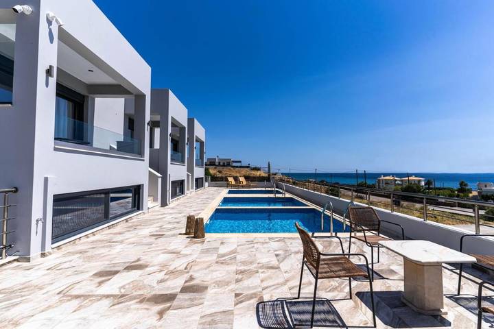 Ferienwohnung für 4 Personen, mit Ausblick und Garten sowie Pool in Karystos