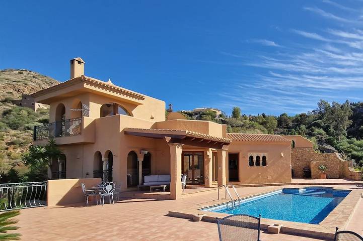 Villa für 4 Personen, mit Terrasse und Pool