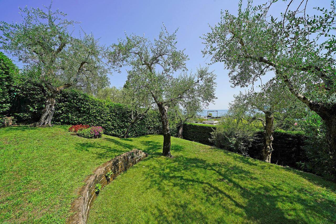 Villa Daniela con giardino privato recintato e barbecue, vicino alla spiaggia in San Felice del Benaco, Prealpi Gardesane