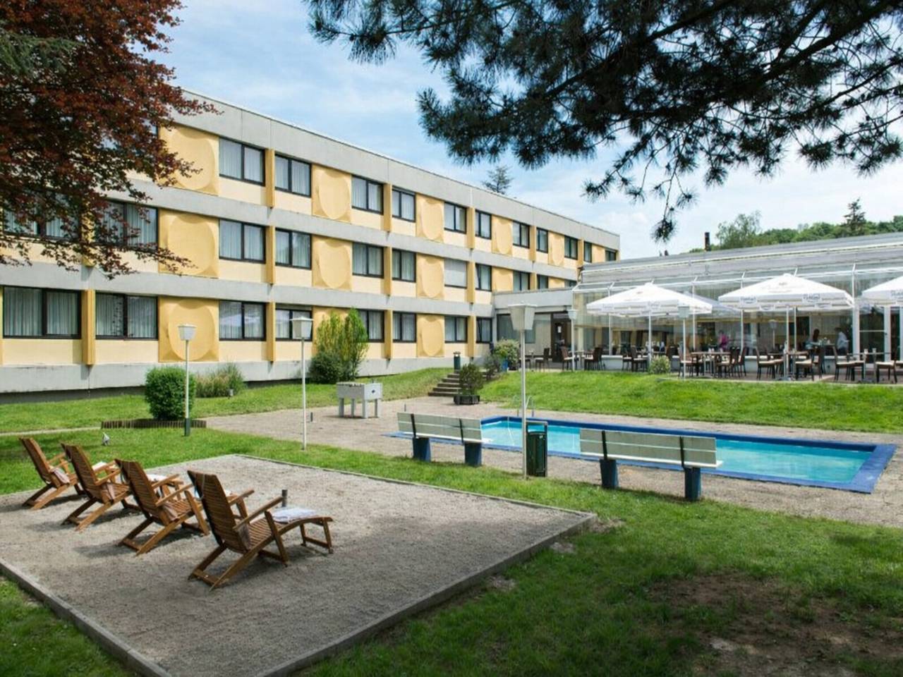 Ganze Wohnung, Sonntag Saarbrücken Süd Doppelzimmer mit Sessel in Saarbrücken, Saargau