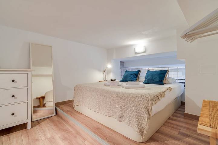 Entire apartment, Guestready - Charming Studio with Patio in Gràcia in Barcelona Centre, Barcelona
