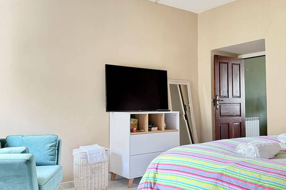 Authentic house in the heart of the village 5mn from the beach in Figari, Distrito de Sartène