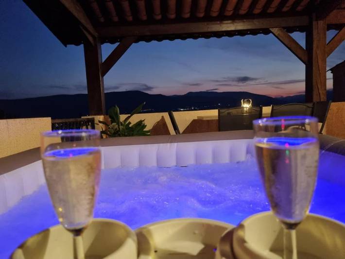 Gîte pour 5 personnes, avec Jacuzzi ainsi que Terrasse et Vue à Castagniers