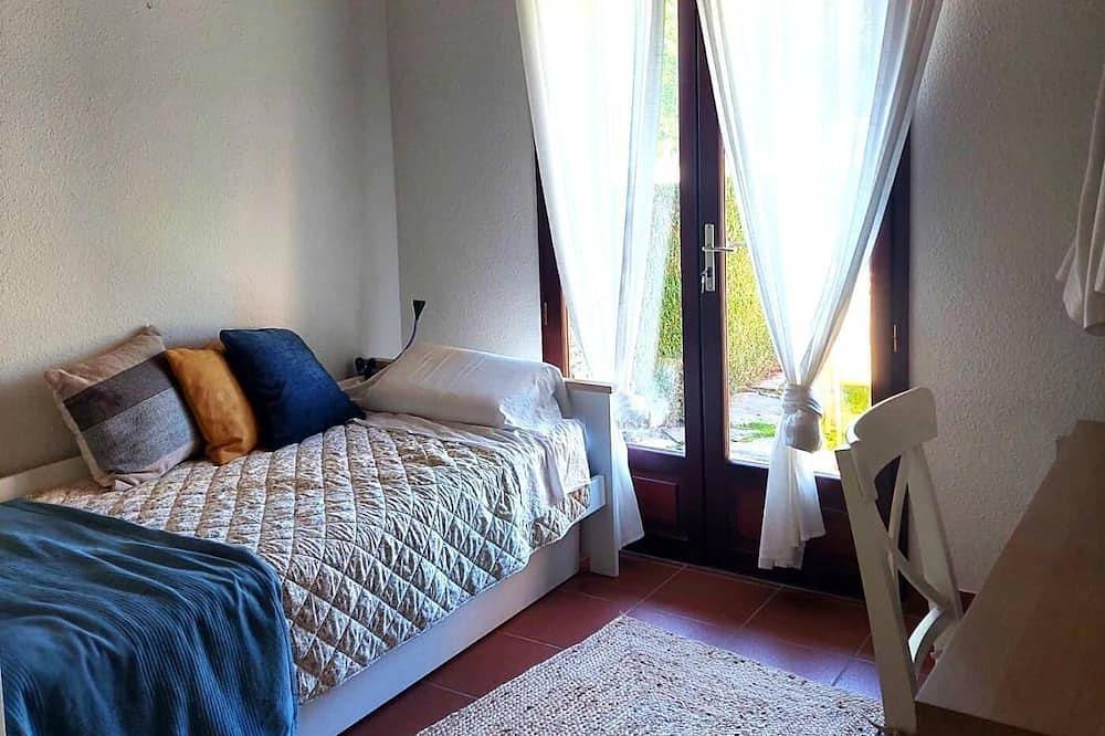 Townhouse 3 Bed Pool, Paddle Court, Fireplace & Wi-Fi in Sainte-Léocadie, Prades region