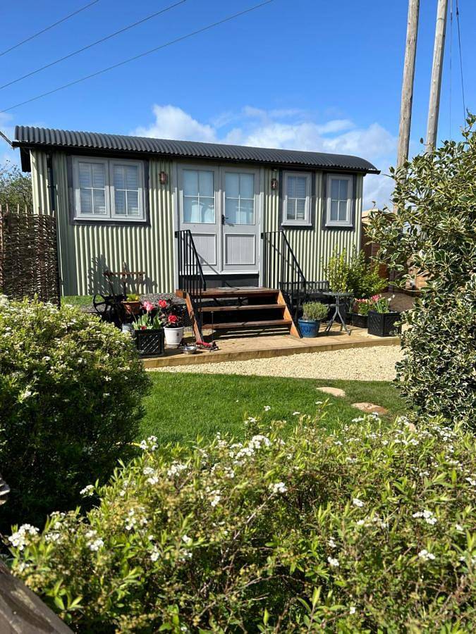 Glamping for 2 people, with hot tub and sauna as well as garden in Worcestershire