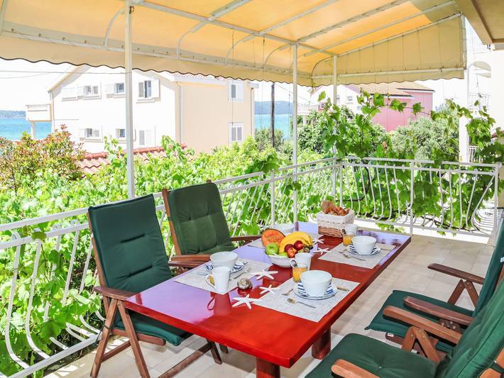 Ferienwohnung für 3 Personen, mit Terrasse und Garten in Brodarica