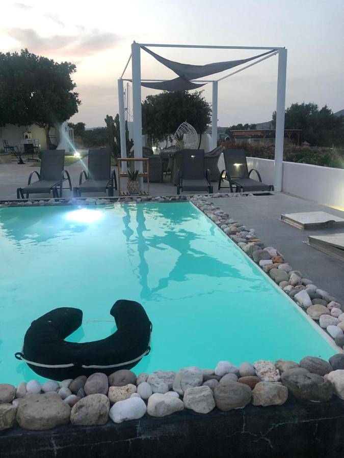 Gîte pour 2 personnes, avec vue ainsi que piscine et jardin, animaux acceptés dans Milos - 2