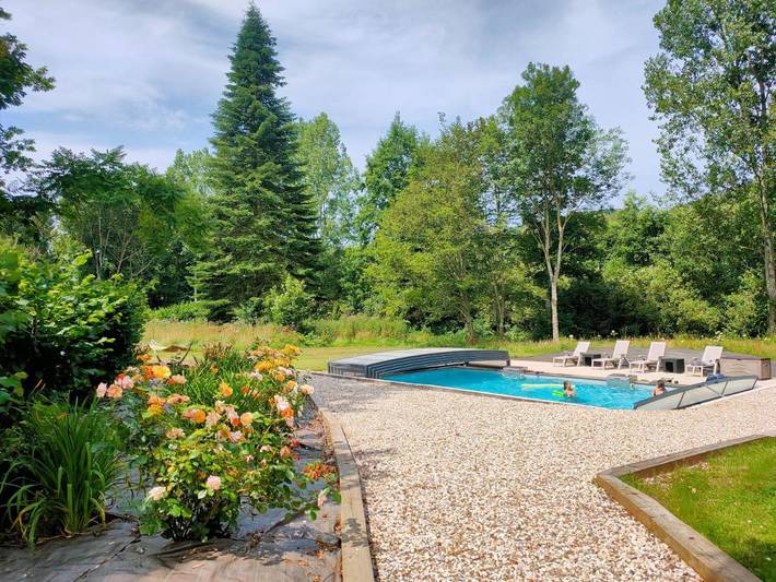 Location de vacances pour 3 personnes, avec piscine ainsi que vue et jardin à Bec-de-Mortagne - 3