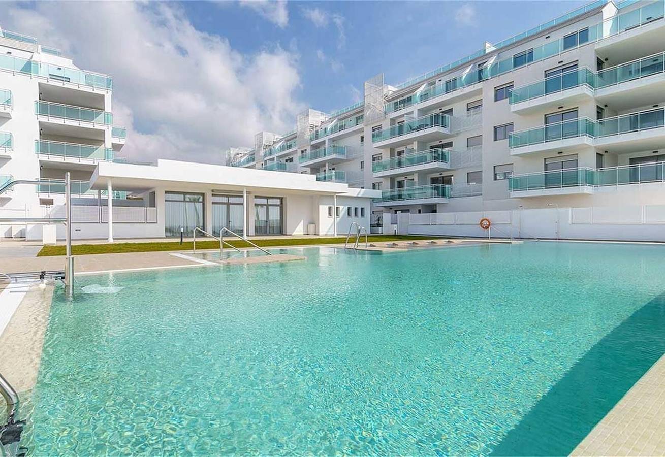 Geheel appartement, Licht Strandappartement met Zee- en Uitzicht op de Bergen in Torrox Costa, Torrox