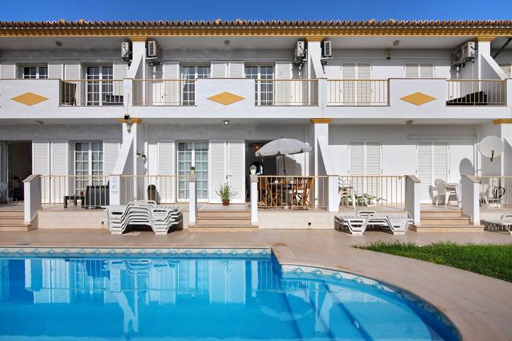 Villa 'Martina' met gedeeld zwembad, wifi en airconditioning in Albufeira e Olhos de Água, Faro District