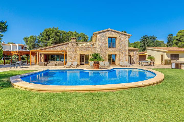 Villa für 12 Personen, mit Balkon und Whirlpool sowie Garten in Pollença
