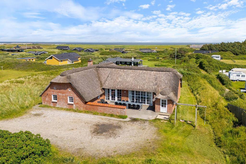 Traumhafte Lage, strandnahes Ferienhaus mit Pool in Årgab in Årgab, Holmsland Klit