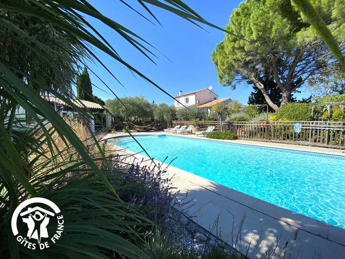 Gîte pour 8 personnes, avec piscine ainsi que terrasse et jardin
