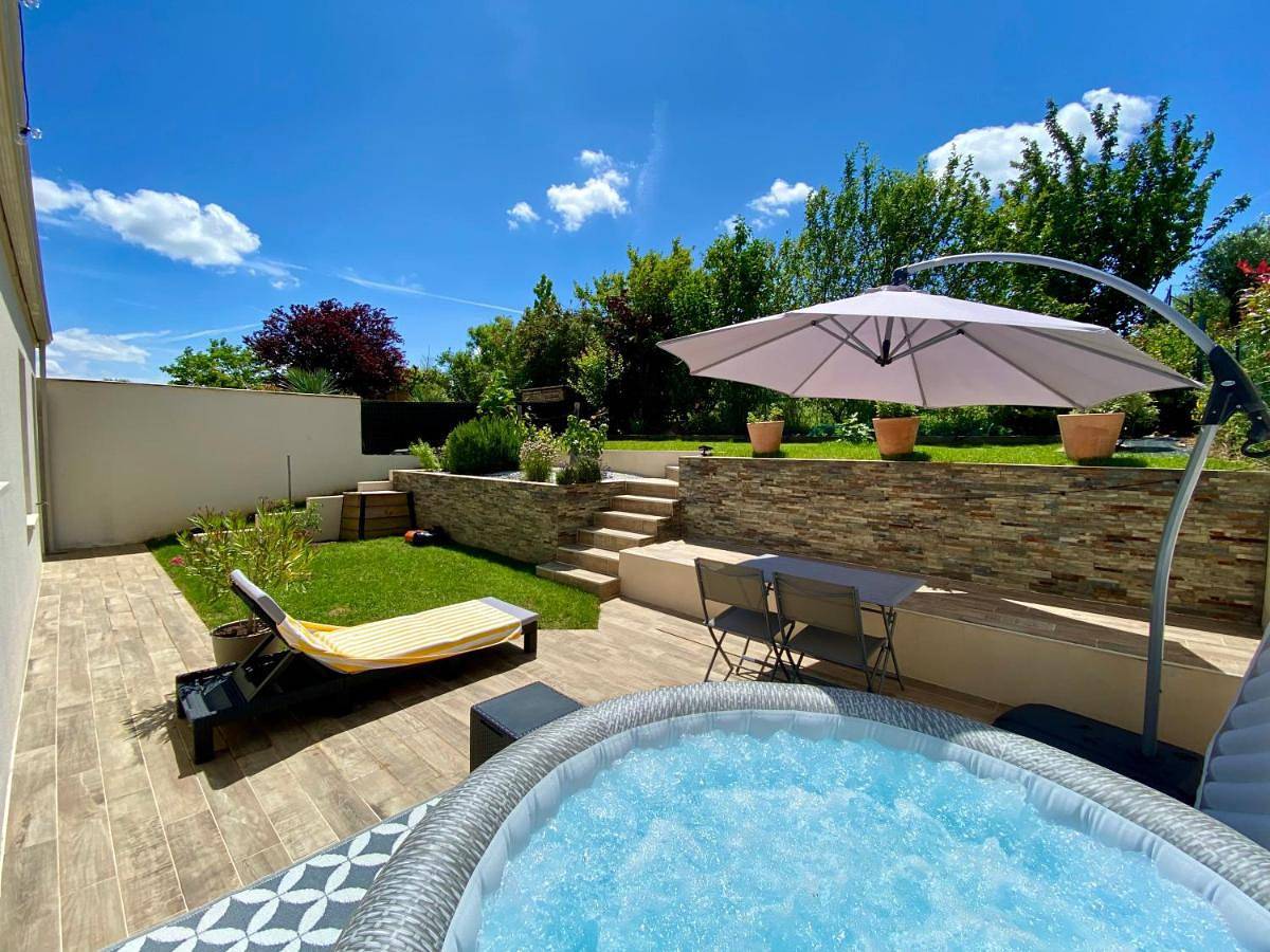 Maison chic avec Jacuzzi & Jardin Paisible in Chauray, Région de Niort