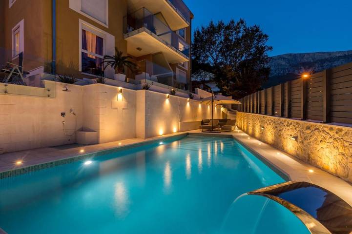 Villa pour 14 personnes, avec Balcon et Jacuzzi ainsi que Terrasse et Jardin à Solin