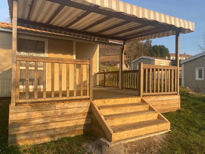 Location de vacances pour 2 personnes, avec piscine ainsi que terrasse et vue à Saint-Georges-de-Luzençon - 3