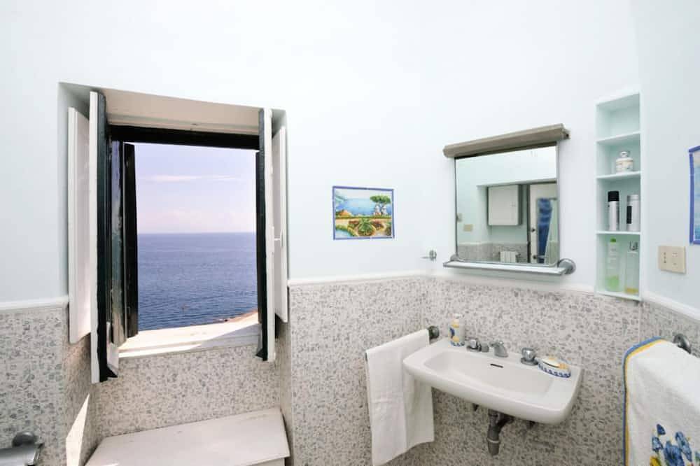 Ganze Wohnung, Rotes Haus mit Terrasse und Meerblick und nur 800 m von der Amalfi in Atrani, Sorrento Coast