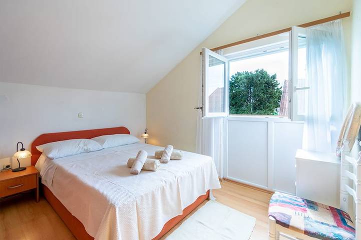 Appartamento intero, Appartamento di due stanze con terrazzo Ugliano - Ugljan in Ugliano, Isola di Ugljan