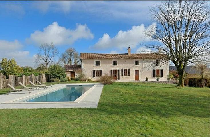 Location de vacances pour 15 personnes, avec jardin et piscine dans Vausseroux