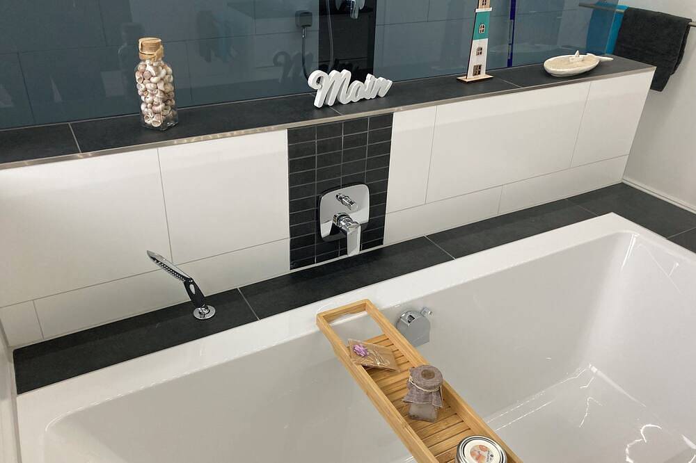 Ganze Wohnung, Ruhige Fewo, gut zum Spazieren und Einkaufen im Outlet-Center. in Neumünster, Schleswig-Holstein Binnenland