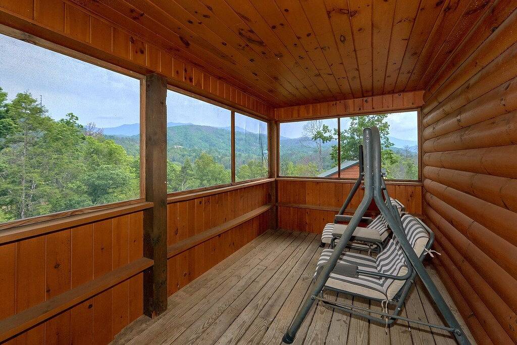 Genießen Sie die Aussicht auf die Berge von Ihrer romantischen Honemoon Cabin in Gatlinburg, Sevier County