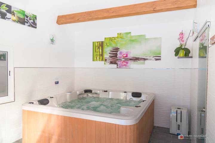 Chambre d’hôte pour 2 personnes, avec piscine et sauna ainsi que vue et jardin à Plan-d'Aups-Sainte-Baume