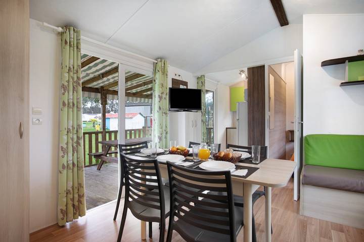 Chalet 'Bungalow T3 I I I - 15 Min Nazaré' with Shared Pool, Private Terrace and Air Conditioning in Leiria District