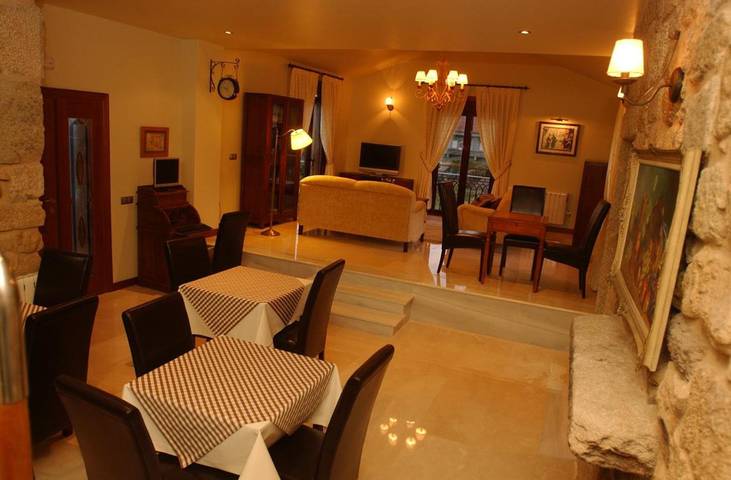 Casa rural para 13 personas, con Balcón y Terraza además de Jardín y Piscina en Poyo