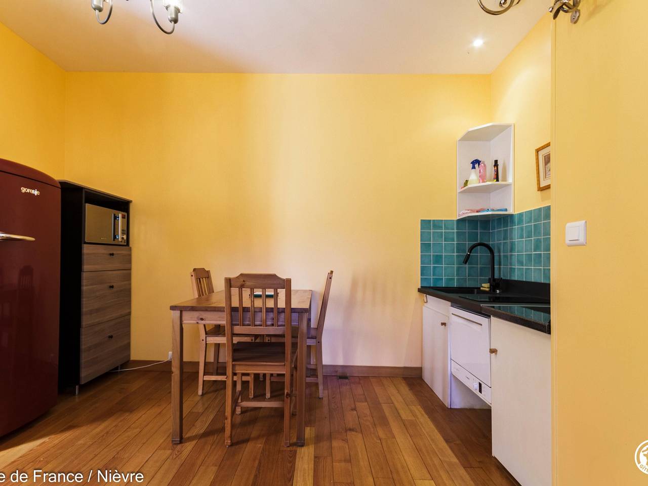 Ferienhaus im Park von Schloss Raffigny, großes Wohnzimmer, privater Parkplatz in Gâcogne, Naturpark Morvan