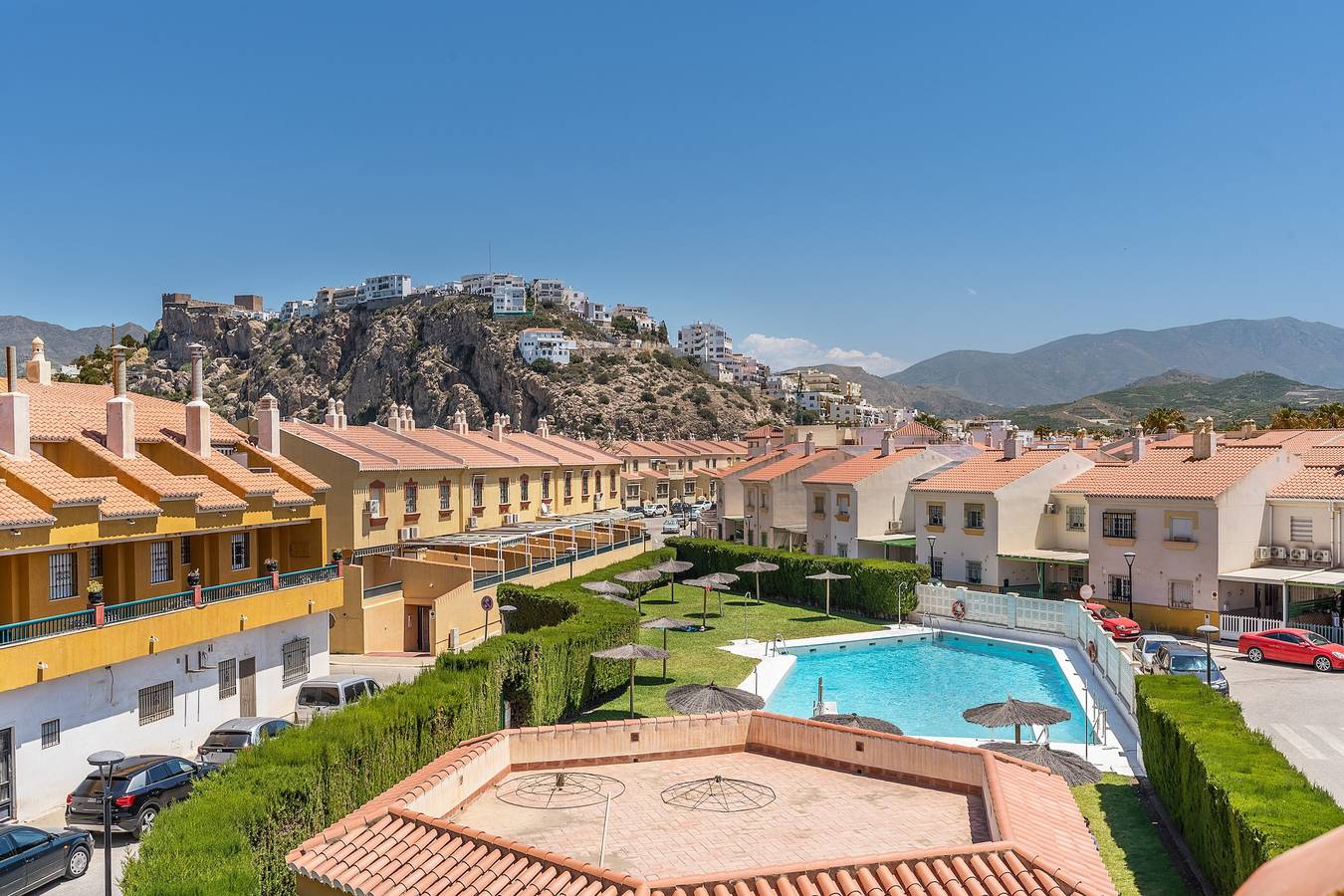 Entire apartment, 'The Beach House at Playa Salobreña' front line beach views, Pool, Garden, Terrace & Wi-Fi in Salobreña, Costa Tropical