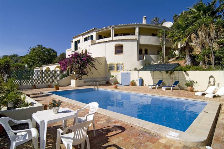Villa für 7 Personen, mit Balkon und Terrasse sowie Garten und Pool