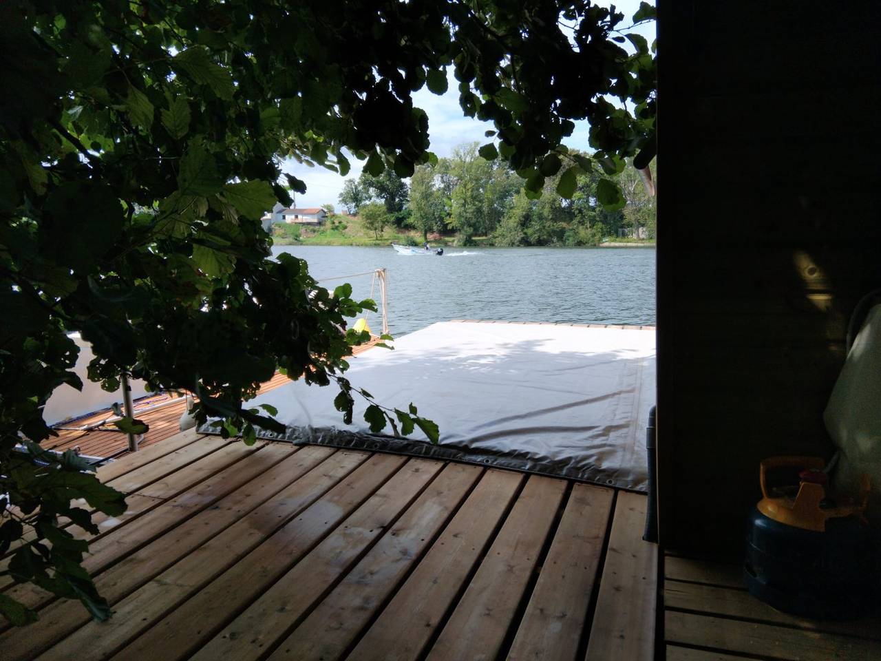 Cabane sur l'eau au bord du Tarn in Marssac-sur-Tarn, Région d'Albi
