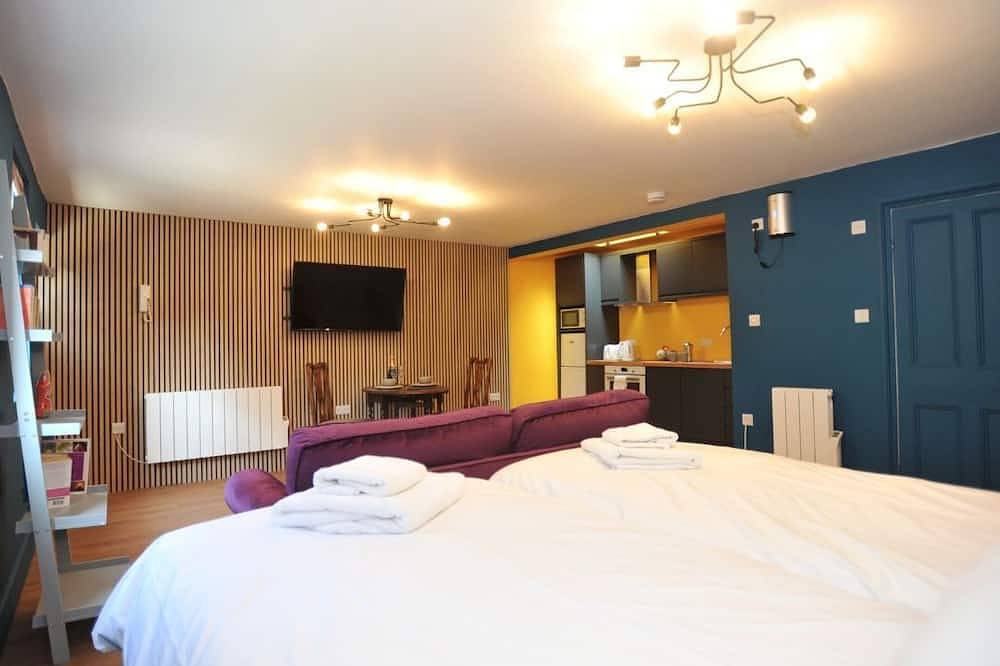 Entire apartment, A ground floor studio flat with either double or twin beds, fully equipped kitchen + parking in Cheltenham, Gloucestershire