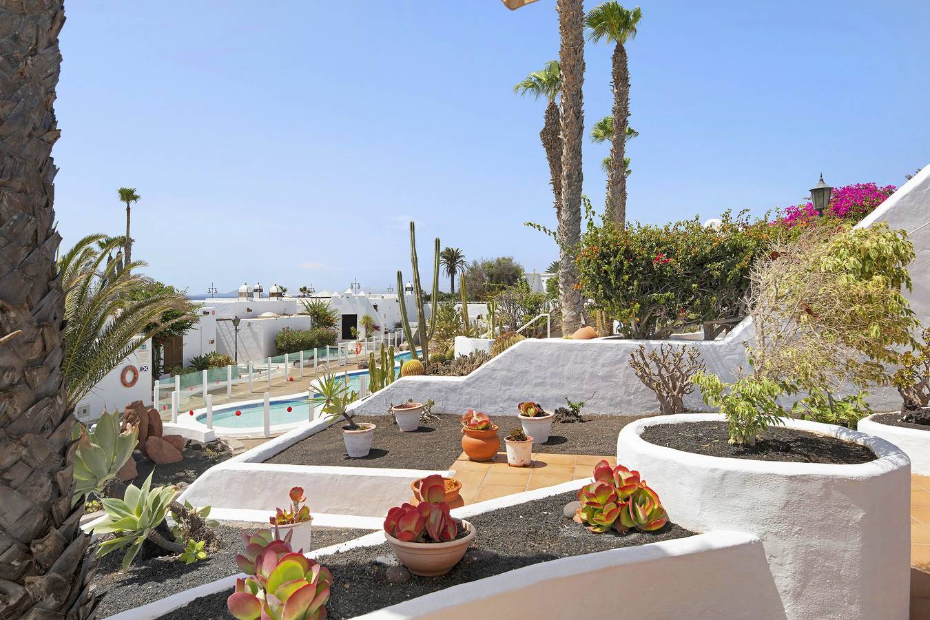 Ολόκληρο το διαμέρισμα, Holiday Apartment "Puerto Chico 5" with Private Garden, Shared Pool & Sea View in Playa Blanca, Yaiza