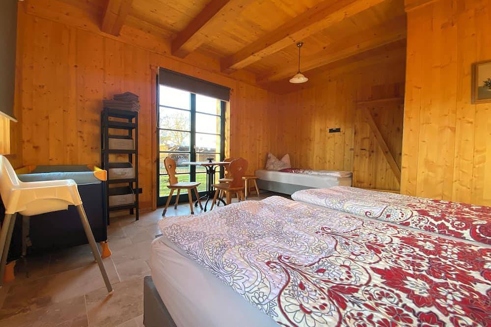 Kastanienhaus am See bei der Louvine für 12 Gäste mit Außensauna und -Whirlpool in Oberuckersee, Uckermark