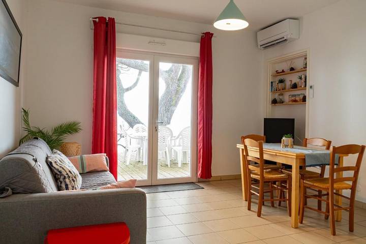 Location de vacances pour 6 personnes, avec Terrasse et Jardin ainsi que Piscine et Vue dans Port de Taussat Fontaine Vieille