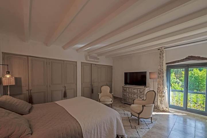 Timeless Provencal farmhouse and large swimming pool in a magnificent wooded park in Plan-d'Orgon, Region de Arles